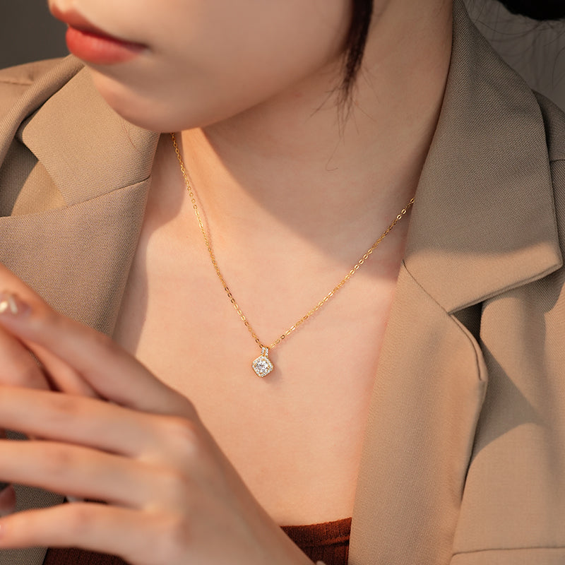 A2829 Elegant Round Shape Moissanite 0.5 Carat S925 Silver 18K Gold/Platinum Plated Necklace