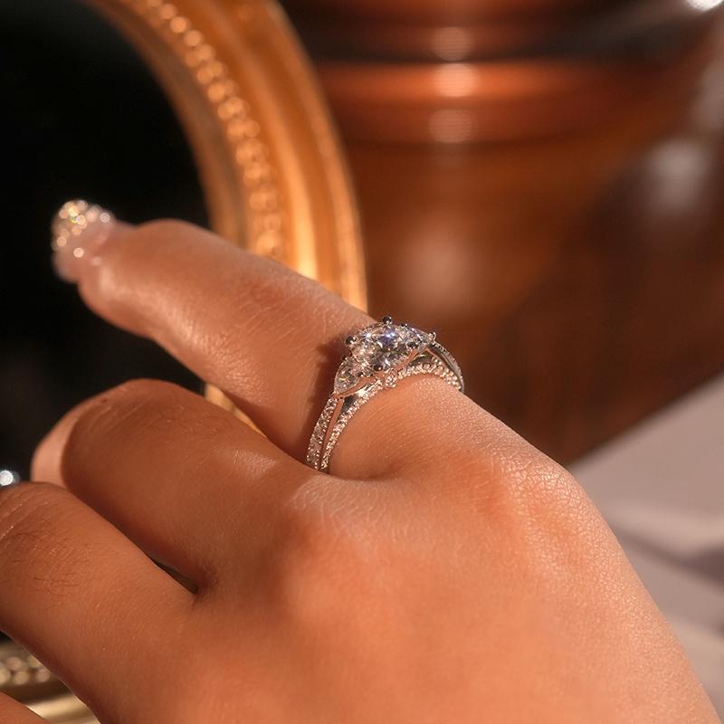 K1143 Luxury Round Shape Moissanite 1 Carat S925 Silver Platinum Plated Ring