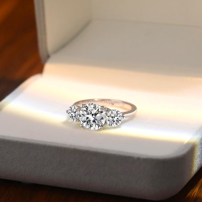 K1302 Elegant Round Cut 2 Carat Moissanite S925 Silver Platinum Plated Ring
