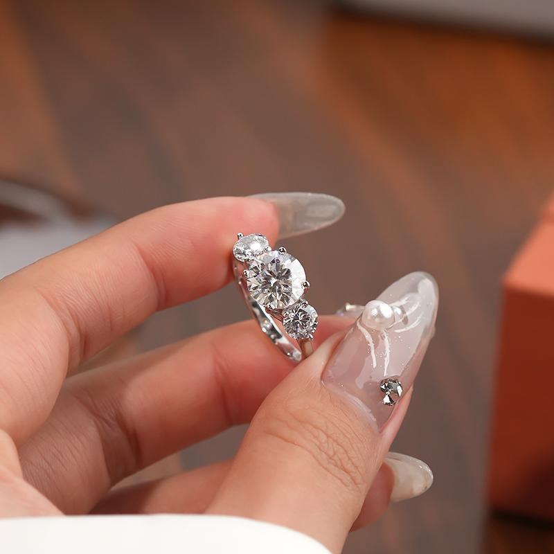 K1302 Elegant Round Cut 2 Carat Moissanite S925 Silver Platinum Plated Ring