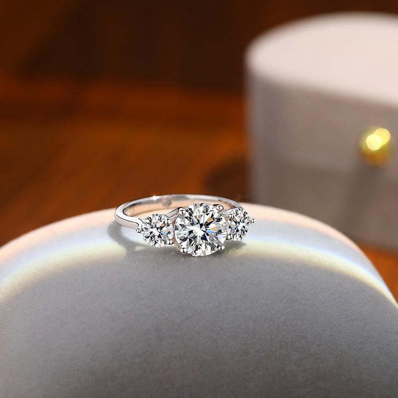K1302 Elegant Round Cut 2 Carat Moissanite S925 Silver Platinum Plated Ring